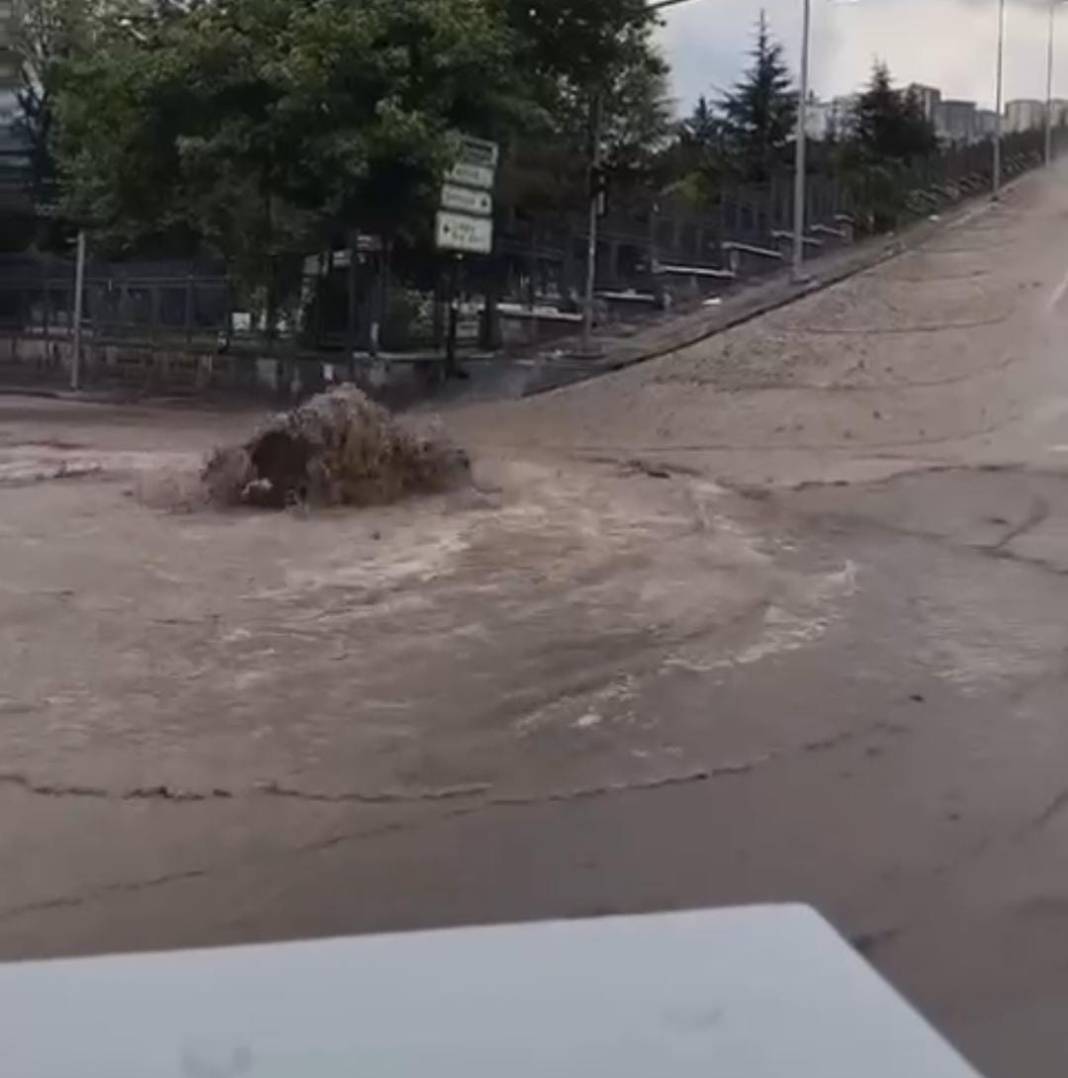 Ankara'yı dolu vurdu. Başkent beyaza büründü yollar göle döndü 18